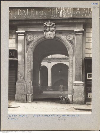 Vorderseite von Alinari [https://www.deutsche-digitale-bibliothek.de/content/lizenzen/rv-ez/] Palazzo Tocco di Montemiletto - Portal, bh029561_recto. Foto.