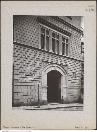 Vorderseite von Istituto Luce [https://www.deutsche-digitale-bibliothek.de/content/lizenzen/rv-fz/] Palazzo Pappacoda - Fassade, Detail, bh029562_recto. Foto.