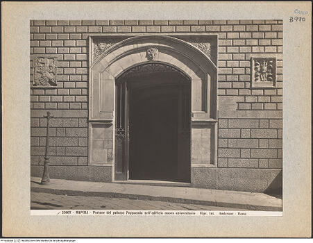 Vorderseite von Alinari [https://www.deutsche-digitale-bibliothek.de/content/lizenzen/rv-ez/] Palazzo Pappacoda - Portal, bh029563_recto. Foto.