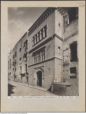 Vorderseite von Alinari [https://www.deutsche-digitale-bibliothek.de/content/lizenzen/rv-ez/] Palazzo Pappacoda - Fassade, bh029564_recto. Foto.