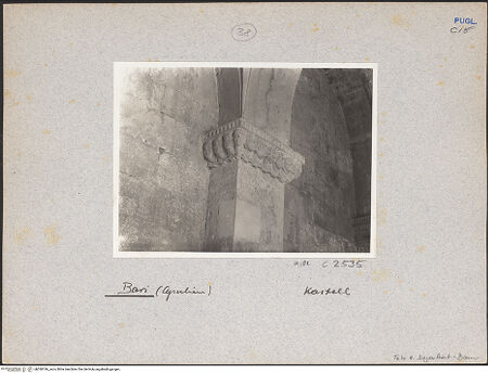 Vorderseite von Bibliotheca Hertziana [https://www.deutsche-digitale-bibliothek.de/content/lizenzen/rv-ez/] Kapitell mit Köpfe - Detail: Kapitell, bh030186_recto. Foto: Degenhart-Bauer, Hilde.