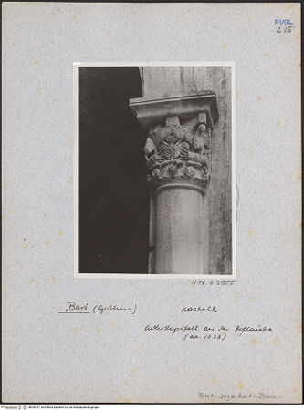 Vorderseite von Bibliotheca Hertziana [https://www.deutsche-digitale-bibliothek.de/content/lizenzen/rv-fz/] Kapitelle der LoggiaKapitell mit Adler (nordwestlicher Pfeiler) - Detail: Adlerkapitell, bh030187_recto. Foto: Degenhart-Bauer, Hilde.