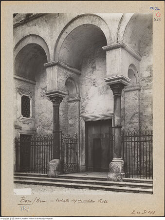 Vorderseite von ICCD [https://www.deutsche-digitale-bibliothek.de/content/lizenzen/rv-ez/] CattedraleSüdseite und Südquerhaus - Loggia mit Portal, bh030191_recto. Foto.