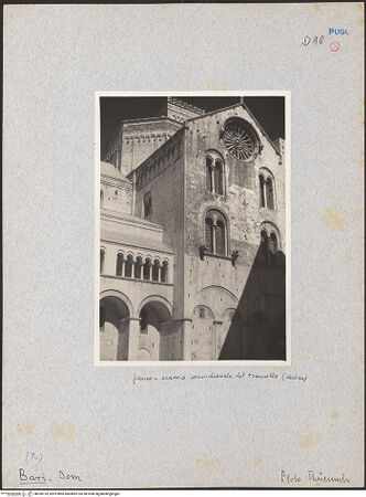 Vorderseite von Thümmler, Hans [https://www.deutsche-digitale-bibliothek.de/content/lizenzen/rv-fz/] CattedraleSüdseite und Südquerhaus - Verbindung zwischen Kirchenschiff und Querhaus (nach der Restaurierung), bh030194_recto. Foto: Thümmler, Hans.