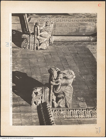 Vorderseite von Alinari [https://www.deutsche-digitale-bibliothek.de/content/lizenzen/rv-ez/] Fenster der Mittelreihe mit Tierfigurenkonsolen - Fenster links, Detail: Löwe rechts; Fenster rechts, Detail: Greif links, bh030195_recto. Foto.