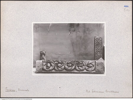 Vorderseite von Foto Marburg [https://www.deutsche-digitale-bibliothek.de/content/lizenzen/rv-ez/] Architekturfragmente - Schmuckplatte, bh030355_recto. Foto: Lehmann-Brockhaus, Otto.