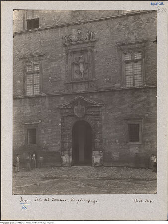 Vorderseite von Bibliotheca Hertziana [https://www.deutsche-digitale-bibliothek.de/content/lizenzen/rv-fz/] Palazzo della Signoria - Palazzo del Comune, Hauptportal, darüber Löwenwappen, bh030500_recto. Foto: Lindner, Paul.