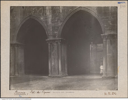 Vorderseite von Bibliotheca Hertziana [https://www.deutsche-digitale-bibliothek.de/content/lizenzen/rv-fz/] Palazzo del Governo - Ostportikus, bh030907_recto. Foto: Lindner, Paul.