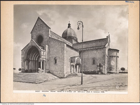 Vorderseite von Alinari [https://www.deutsche-digitale-bibliothek.de/content/lizenzen/rv-ez/] Duomo - Fassade und rechte (südliche) Seite, bh030910_recto. Foto.