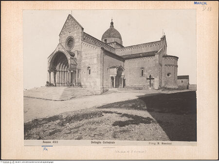 Vorderseite von Moscioni [https://www.deutsche-digitale-bibliothek.de/content/lizenzen/rv-fz/] Duomo - Fassade und rechte (südliche) Seite, bh030911_recto. Foto: Moscioni, Romualdo.