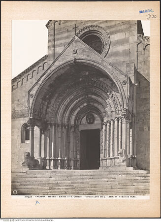 Vorderseite von Alinari [https://www.deutsche-digitale-bibliothek.de/content/lizenzen/rv-ez/] Hauptportal - Seitenansicht, bh030912_recto. Foto.