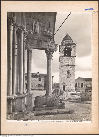 Vorderseite von Alinari [https://www.deutsche-digitale-bibliothek.de/content/lizenzen/rv-ez/] HauptportalPortalbaldachin - Rechte Seite, bh030913_recto. Foto.