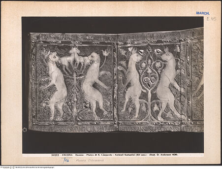 Vorderseite von Alinari [https://www.deutsche-digitale-bibliothek.de/content/lizenzen/rv-ez/] Platte aus der Chorschranke des Bischofs Lamberto - Gesamtansicht vor der Teilzerstörung (Bombentreffer, 1943), bh030929_recto. Foto.