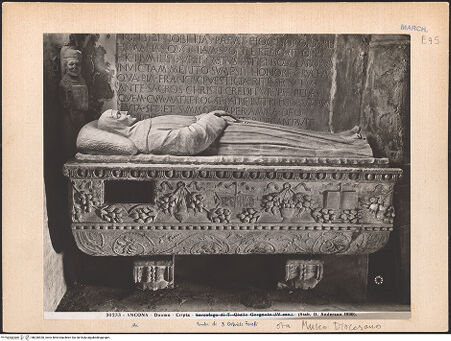 Vorderseite von Alinari [https://www.deutsche-digitale-bibliothek.de/content/lizenzen/rv-ez/] Grabmal des Seligen Gabriele Ferretti - Frontalansicht, bh030930_recto. Foto.