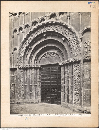 Vorderseite von Alinari [https://www.deutsche-digitale-bibliothek.de/content/lizenzen/rv-ez/] Hauptportal - Gesamtansicht, bh030934_recto. Foto.