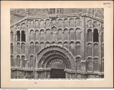 Vorderseite von Alinari [https://www.deutsche-digitale-bibliothek.de/content/lizenzen/rv-ez/] Fassadendekoration mit Maria als Orantin - Gesamtansicht, bh030936_recto. Foto.