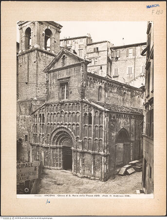 Vorderseite von Alinari [https://www.deutsche-digitale-bibliothek.de/content/lizenzen/rv-ez/] Santa Maria della Piazza - Westfassade und rechte Seite, bh030938_recto. Foto.