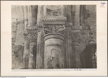 Vorderseite von Moscioni [https://www.deutsche-digitale-bibliothek.de/content/lizenzen/rv-fz/] Kapitelle des MittelschiffesNordseite, zweiter Pfeiler, Kapitelle - Gesamtansicht von Süden, bh031064_recto. Foto: Moscioni, Romualdo.