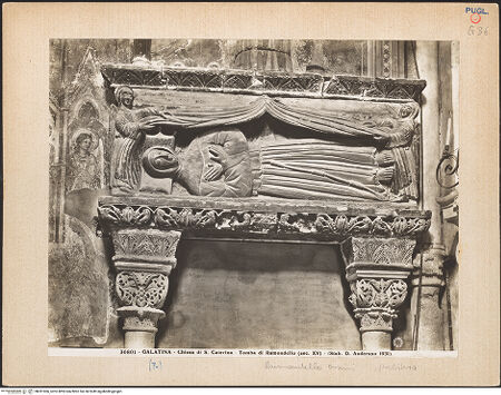Vorderseite von Alinari [https://www.deutsche-digitale-bibliothek.de/content/lizenzen/rv-ez/] Grabmal des Raimondo Orsini del Balzo (gest. 1406) - Detail: Sarkophag, bh031066_recto. Foto.