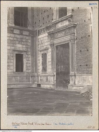 Vorderseite von Bibliotheca Hertziana [https://www.deutsche-digitale-bibliothek.de/content/lizenzen/rv-fz/] Palazzo Ducale - Portal an der Piazza Duca Federico, bh031139_recto. Foto: Lindner, Paul.