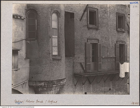 Vorderseite von Bibliotheca Hertziana [https://www.deutsche-digitale-bibliothek.de/content/lizenzen/rv-fz/] Palazzo Ducale - Erker und Außenmauer, genaue Lokalisierung bisher nicht erfolgt, bh031142_recto. Foto: Lindner, Paul.