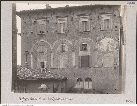 Vorderseite von Bibliotheca Hertziana [https://www.deutsche-digitale-bibliothek.de/content/lizenzen/rv-fz/] Palazzo Ducale - Südlicher Innenhof, Nordseite, bh031143_recto. Foto: Lindner, Paul.