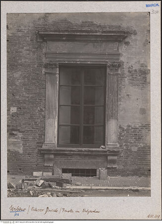 Vorderseite von Bibliotheca Hertziana [https://www.deutsche-digitale-bibliothek.de/content/lizenzen/rv-fz/] Palazzo Ducale - Nördlicher Innenhof (?), Fenster im Edgeschoss, bh031144_recto. Foto: Lindner, Paul.