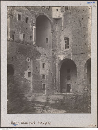 Vorderseite von Bibliotheca Hertziana [https://www.deutsche-digitale-bibliothek.de/content/lizenzen/rv-fz/] Palazzo Ducale - Südlicher Innenhof, nordwestliche Ecke, bh031145_recto. Foto: Lindner, Paul.