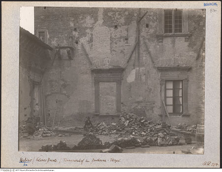 Vorderseite von Bibliotheca Hertziana [https://www.deutsche-digitale-bibliothek.de/content/lizenzen/rv-fz/] Palazzo Ducale - Nördlicher Innenhof (Giardino Pensile), bh031146_recto. Foto: Lindner, Paul.