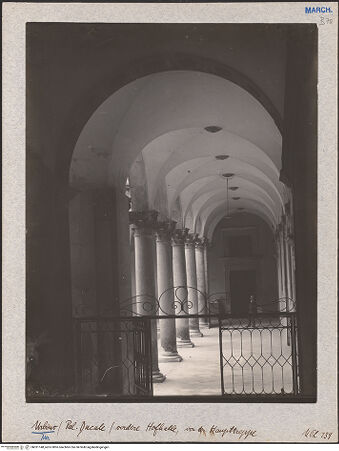 Vorderseite von Bibliotheca Hertziana [https://www.deutsche-digitale-bibliothek.de/content/lizenzen/rv-fz/] Palazzo Ducale - Vordere Hofhalle von der Haupttreppe, bh031148_recto. Foto: Lindner, Paul.