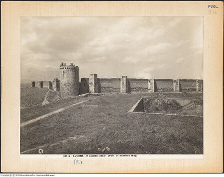 Vorderseite von Alinari [https://www.deutsche-digitale-bibliothek.de/content/lizenzen/rv-ez/] Fortezza AngioinaOstseite - Nordöstliche Ecke von Osten; Torre Leonessa links, bh031299_recto. Foto.