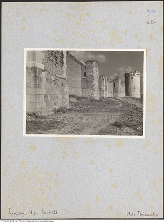 Vorderseite von Thümmler, Hans [https://www.deutsche-digitale-bibliothek.de/content/lizenzen/rv-ez/] Fortezza AngioinaSüdseite - Ansicht von Südwesten; Torre della Leonessa rechts, bh031301_recto. Foto: Thümmler, Hans.