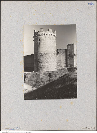 Vorderseite von ENIT [https://www.deutsche-digitale-bibliothek.de/content/lizenzen/rv-ez/] Fortezza AngioinaTorre della Leonessa - Torre della Regina - Ansicht von Südosten, bh031307_recto. Foto.