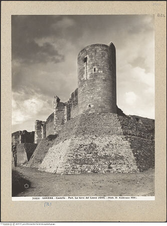 Vorderseite von Alinari [https://www.deutsche-digitale-bibliothek.de/content/lizenzen/rv-ez/] Fortezza AngioinaTorre del Leone - Torre del Re - Ansicht von Nordosten, bh031311_recto. Foto.
