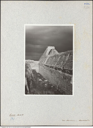 Vorderseite von Bibliotheca Hertziana [https://www.deutsche-digitale-bibliothek.de/content/lizenzen/rv-fz/] Fortezza AngioinaPalast Friedrichs II. - Nordwestliche Seite von Westen, bh031319_recto. Foto: Lehmann-Brockhaus, Otto.