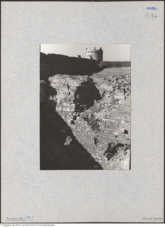 Vorderseite von ENIT [https://www.deutsche-digitale-bibliothek.de/content/lizenzen/rv-ez/] Fortezza AngioinaPalast Friedrichs II. - Detail von Norden; im Hintergrund: Torre della Leonessa, bh031321_recto. Foto.