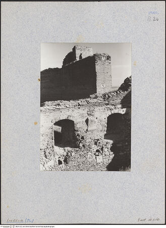 Vorderseite von ENIT [https://www.deutsche-digitale-bibliothek.de/content/lizenzen/rv-ez/] Fortezza AngioinaPalast Friedrichs II. - Detail der nordwestlichen Mauer von Südosten, bh031322_recto. Foto.