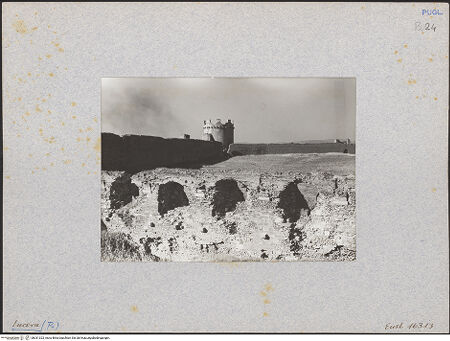 Vorderseite von ENIT [https://www.deutsche-digitale-bibliothek.de/content/lizenzen/rv-ez/] Fortezza AngioinaPalast Friedrichs II. - Ansicht von Norden; im Hintergrund: Torre della Leonessa, bh031323_recto. Foto.