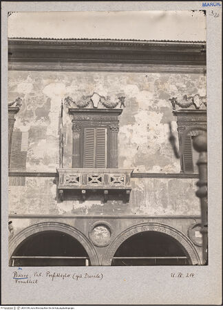 Vorderseite von Bibliotheca Hertziana [https://www.deutsche-digitale-bibliothek.de/content/lizenzen/rv-fz/] Palazzo Ducale - Fassade, Ausschnitt, bh031356_recto. Foto: Lindner, Paul.