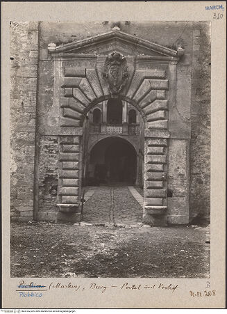 Vorderseite von Bibliotheca Hertziana [https://www.deutsche-digitale-bibliothek.de/content/lizenzen/rv-fz/] Castello Brancaleoni - Portal und Vorhof, bh031364_recto. Foto: Lindner, Paul.