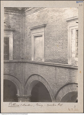 Vorderseite von Bibliotheca Hertziana [https://www.deutsche-digitale-bibliothek.de/content/lizenzen/rv-fz/] Castello Brancaleoni - Detail: Fenster des zweiten Hofes, bh031365_recto. Foto: Lindner, Paul.