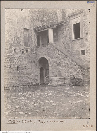 Vorderseite von Bibliotheca Hertziana [https://www.deutsche-digitale-bibliothek.de/content/lizenzen/rv-fz/] Castello Brancaleoni - Detail: Hinterer Eingang im alten Hof, bh031366_recto. Foto: Lindner, Paul.