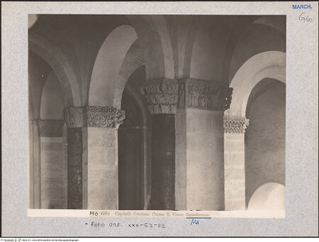 Vorderseite von Archivio Fotografico dei Musei Vaticani [https://www.deutsche-digitale-bibliothek.de/content/lizenzen/rv-ez/] Kapitelle mit Flechtwerk sowie vegetabilen, zoomorphen und christologischen Motiven - Kapitelle der Nordost- und Südostpfeiler (Ansicht von Nordosten), bh031411_recto. Foto: Moscioni, Romualdo.