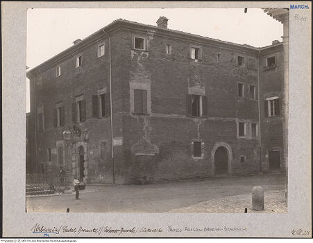 Vorderseite von Bibliotheca Hertziana [https://www.deutsche-digitale-bibliothek.de/content/lizenzen/rv-fz/] Palazzo Brancaleoni-Materozzi - Seite Richtung Piazza San Cristoforo, bh031510_recto. Foto: Lindner, Paul.