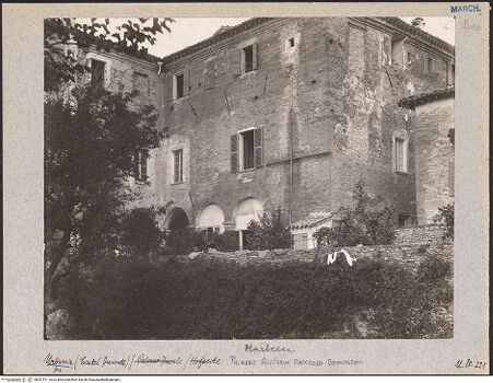 Vorderseite von Bibliotheca Hertziana [https://www.deutsche-digitale-bibliothek.de/content/lizenzen/rv-fz/] Palazzo Brancaleoni-Materozzi - Blick von viale Raffaello Sanzio, bh031511_recto. Foto: Lindner, Paul.