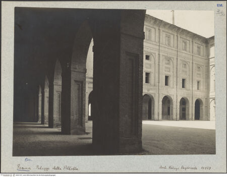 Vorderseite von Istituto Luce [https://www.deutsche-digitale-bibliothek.de/content/lizenzen/rv-fz/] Palazzo della PilottaCortile della Pilotta - Teilansicht von Nordosten, bh031537_recto. Foto.