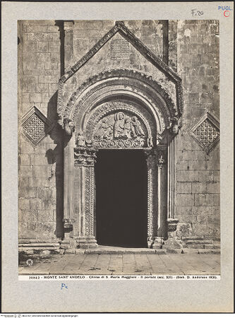 Vorderseite von Alinari [https://www.deutsche-digitale-bibliothek.de/content/lizenzen/rv-ez/] Hauptportal (Madonna und Symbole der Evangelisten) - Gesamtansicht, bh031597_recto. Foto.