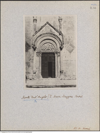 Vorderseite von Kämpf [https://www.deutsche-digitale-bibliothek.de/content/lizenzen/rv-fz/] Hauptportal (Madonna und Symbole der Evangelisten) - Gesamtansicht, bh031598_recto. Foto: Kämpf, Hellmut.