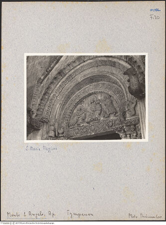 Vorderseite von Thümmler, Hans [https://www.deutsche-digitale-bibliothek.de/content/lizenzen/rv-fz/] Hauptportal (Madonna und Symbole der Evangelisten) - Tympanon: Madonna zwischen zwei Engeln und zwei Stiftern, bh031599_recto. Foto: Thümmler, Hans.