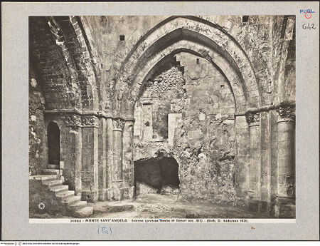 Vorderseite von Alinari [https://www.deutsche-digitale-bibliothek.de/content/lizenzen/rv-ez/] Tomba di Rotari (sog.)Innenraum - Nordbogen von Süden, bh031606_recto. Foto.